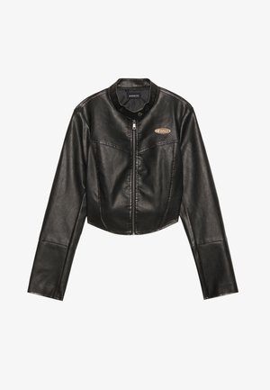 Melnā īsā ādas jaka ar rāvējslēdzēju priekšpusē, apaļu apkakli un divām krūšu kabatām. Iezīmējas ar teksturētu materiālu un smalku logotipa akcentu.