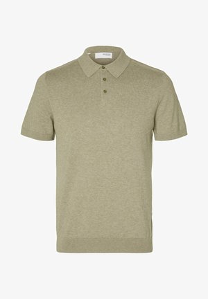 Khaki kortærmet polo shirt lavet af blødt strikket stof med tre knapper ved kraven og ribbede kanter ved ærmer og kant.