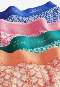 Vier Paare Unterwäsche mit elastischen Taillenbünden. Die Farben umfassen Blau, Rosa, Grün und Koralle, jeweils mit einzigartigen Mustern und goldenen Logo-Akzenten.