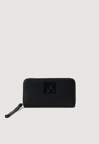 Czarny, teksturowany skórzany portfel na zamek błyskawiczny z paskiem na nadgarstek i wytłoczonym logo Armani Exchange na przednim środku.