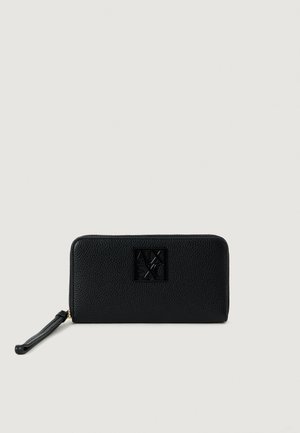 Cartera con cremallera alrededor de cuero negro texturizado, con correa para la muñeca y logo de Armani Exchange en relieve en el centro frontal.