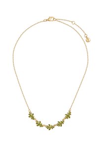 Auksinė grandinėlė su žalia emalio ąžuolo lapų pakabukais, tolygiai išdėstytais priekyje, su omaro užsegimu ir pratęsimo grandinėle.