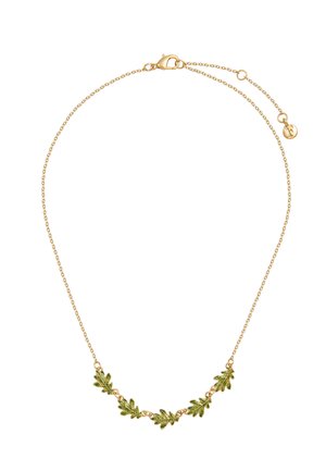 Collana a catena d'oro con ciondoli a foglia di quercia smaltati di verde, distribuiti uniformemente lungo la parte anteriore, con chiusura a moschettone e catena di estensione.