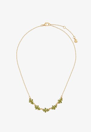 Collana a catena d'oro con ciondoli a foglia di quercia smaltati di verde, distribuiti uniformemente lungo la parte anteriore, con chiusura a moschettone e catena di estensione.