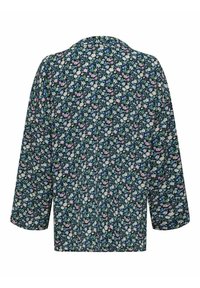 Veste style kimono à imprimé floral présentant un fond vert foncé, avec un mélange de fleurs roses, blanches et bleues, des manches trois-quarts et une texture de tissu douce.