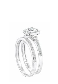 Zestaw pierścionków z białego złota z centralnym diamentem, otoczonym mniejszymi diamentami wzdłuż obrączek. Gładkie, polerowane wykończenie z geometrycznymi akcentami.