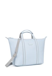 Borsa tote blu chiaro realizzata in pelle liscia, con manici grigi e tracolla, caratterizzata da cuciture verticali e un design elegante.
