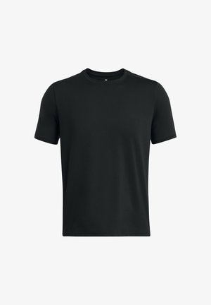 Must t-särk mustast lühikeste varrukatega, mis on valmistatud siledast kangast, ümarate kaelustega ja sobiva disainiga, ilma nähtavate logode või mustriteta.