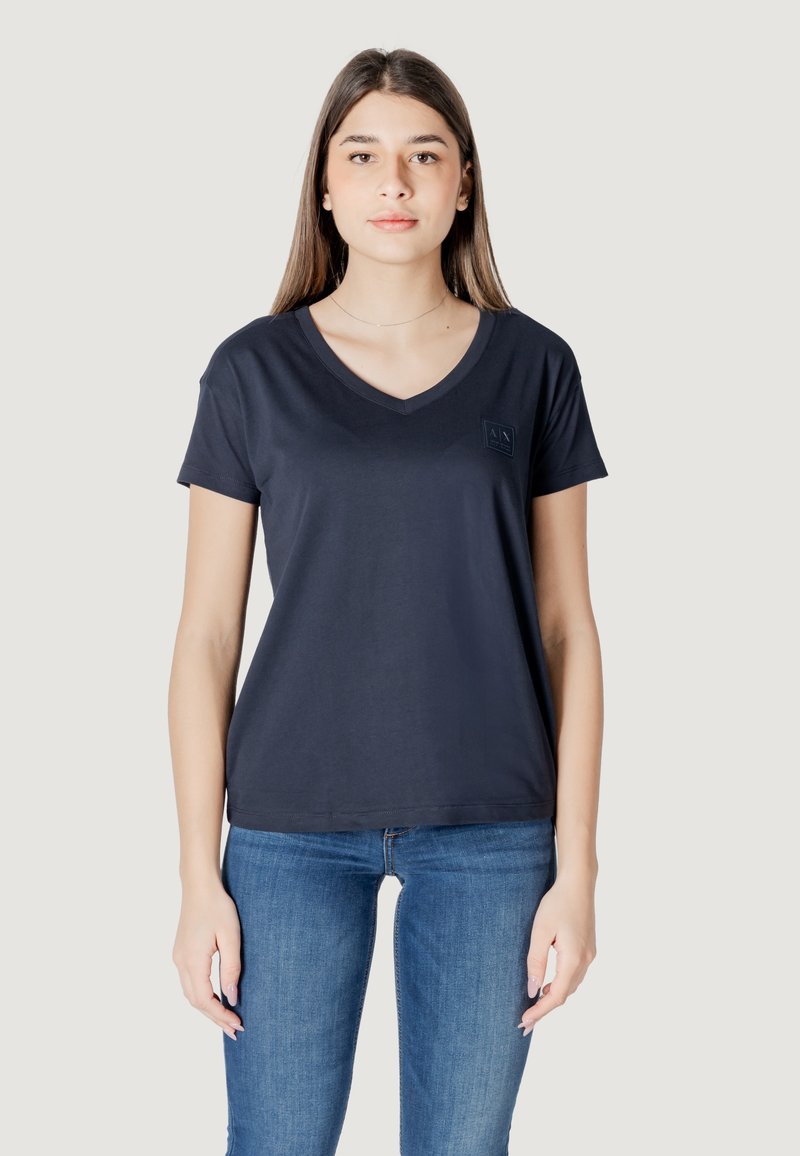 Maglietta a V in navy scuro realizzata in cotone morbido, con maniche corte, design aderente e una piccola etichetta con logo sul petto.