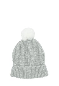 Gorro de punto gris con puño acanalado, que presenta un pompón blanco en la parte superior. La textura es suave con un ligero brillo.