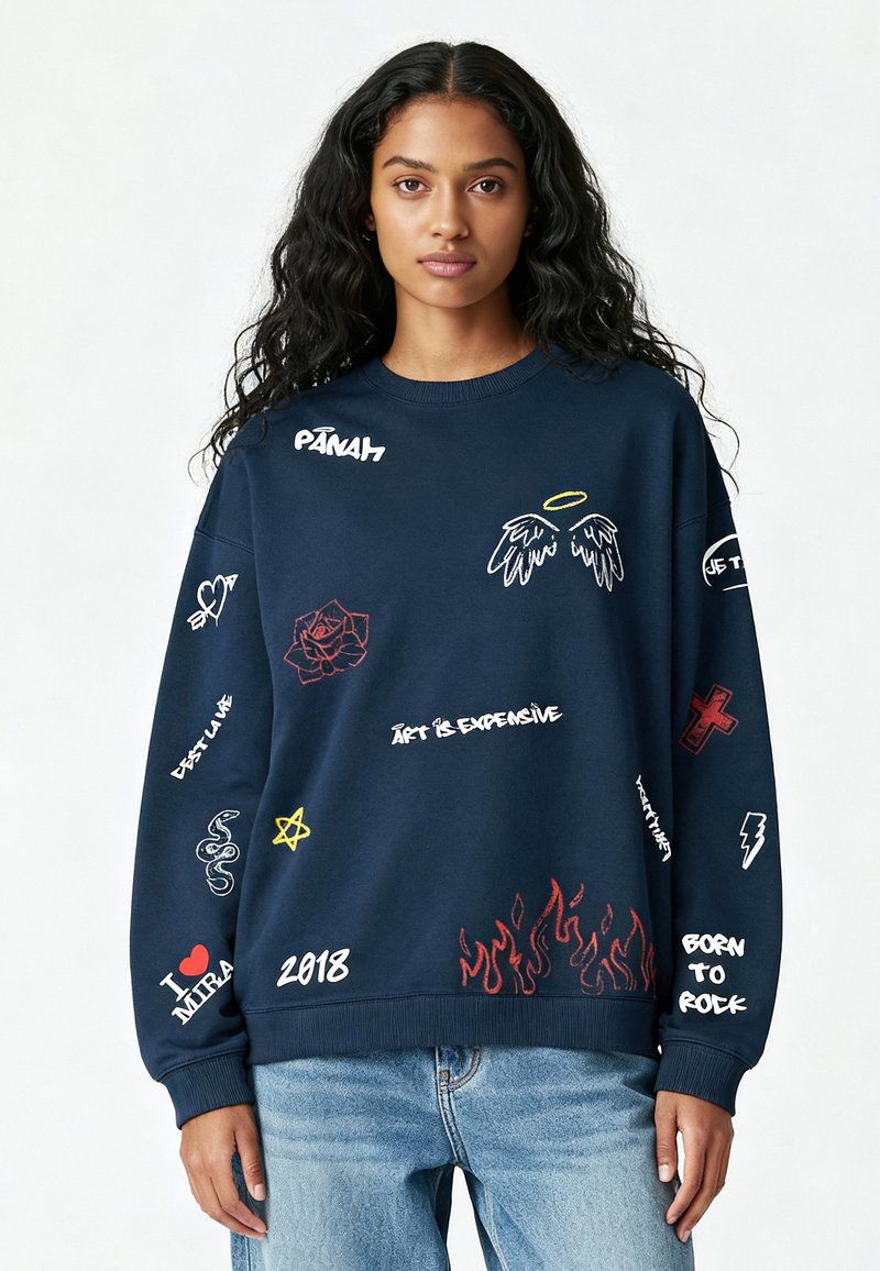 Navyblauwe sweatshirt met verschillende geborduurde graphics: tekst, een roos, bliksemschichten en vlammen. Geribde manchetten en zoom. Casual pasvorm.