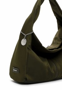 Borsa a spalla in nylon verde oliva con manico arricciato, chiusura con zip, accentuazione in catena argento e etichetta con logo, caratterizzata da una texture liscia.
