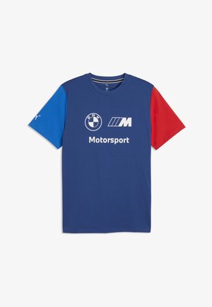 Niebieska koszulka BMW Motorsport z niebieskim lewym rękawem i czerwonym prawym, z białymi logo BMW i M na piersi.