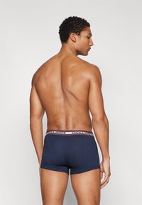Marineblaues Boxershorts mit einem kontrastierenden Bund, auf dem "JACK & JONES" steht. Verfügt über eine enganliegende Passform und eine glatte Textur.