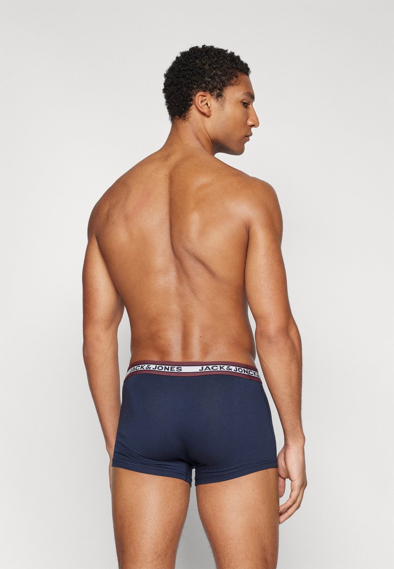 Boxer ajustados de color azul marino con una cinturilla en contraste que muestra "JACK & JONES". Presentan un ajuste ceñido y una textura suave.