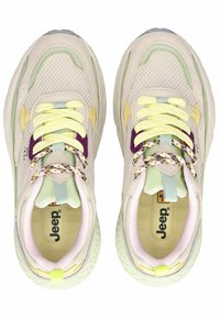 Světlé tenisky s síťovými panely, zdobené žlutými, zelenými a fialovými akcenty. Šňůrky jsou vícebarevné; logo je viditelné na stélce.