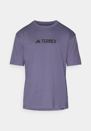 Ljubičasta majica kratkih rukava izrađena od glatkog materijala, s crnim "TERREX" logotipom preko prsnog dijela i okruglim izrezom.