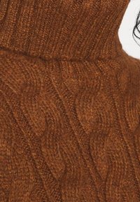 Hnědý pletený rolák se strukturovaným vzorem copánků, vyrobený z měkké, teplé směsi vlny pro pohodlí.