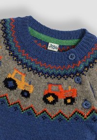 Stickad tröja med en blå krage, grå kropp som pryds av traktormotiv i orange och gult, samt gröna detaljer. Inkluderar blå knappar.