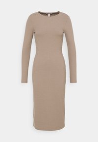 Robe beige à manches longues côtelée avec un col arrondi. Forme ajustée, longueur genou, fabriquée en tissu tricoté doux. Design simple, sans embellissements.