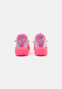 Pantofi atletici roz cu partea superioară din plasă texturată, accente transparente și o talpă cu model. Prezintă un logo reflectorizant pe călcâi.