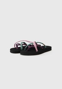 Sorte flip-flops med teksturerte, flerfargede remmer i rosa, grønn og lilla. Flat såle med et enkelt design og uten synlig logo.