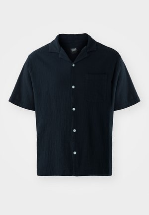 Korte mouw zwarte shirt met een geweven stof, een puntige kraag en een enkele borstzak. Voorzien van lichtblauwe knopen aan de voorkant.