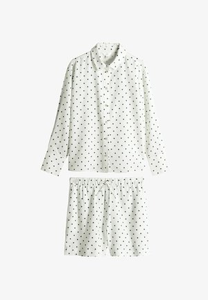 Biały zestaw piżamy składający się z koszuli zapinanej na guziki z długim rękawem oraz szortów z elastycznym paskiem, oba wzorzyste w czarne kropki.