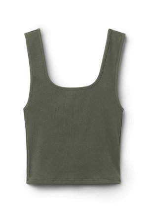 Olivgrünes, geripptes Tanktop mit weitem Rundhalsausschnitt und breiten Trägern. Das Material hat eine strukturierte Oberfläche, ohne sichtbare Muster oder Beschläge.