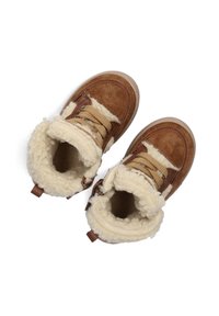 Bruine suède en nepbont enkellaarsjes met beige accenten, rubberen zool en ronde veter. Binnenin gevoerd met zacht, donzig materiaal.