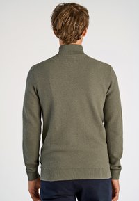 Maglione verde lavorato a maglia con colletto alto, tessuto testurizzato e polsini a costine. La vestibilità è comoda, progettato per un abbigliamento casual.