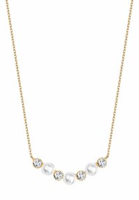 Złota naszyjnik łańcuszkowy z trzema białymi perłami i dwoma przezroczystymi kryształami, ułożonymi w zakrzywionej linii. Gładka tekstura z polerowanym wykończeniem.