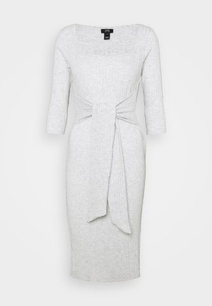 Robe en maille côtelée gris clair avec manches trois-quarts, encolure carrée et détail de lien à nouer à la taille devant.