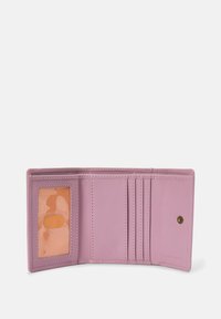 Billetera compacta de piel rosa con cuatro ranuras para tarjetas, una ventana transparente para identificación y cierre a presión. Textura suave y detalle de costura mínima.
