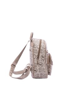 Beige stoffen tas met herhalende logo-patronen, meerdere met rits afgesloten compartimenten, verstelbare schouderriem en een gladde textuur. Zijvak zichtbaar.