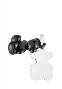 Ciondolo a forma di orso in resina nera collegato a un'etichetta argentata a forma di orso. Texture liscia con finitura lucida, caratterizzata da forme arrotondate e aspetto levigato.