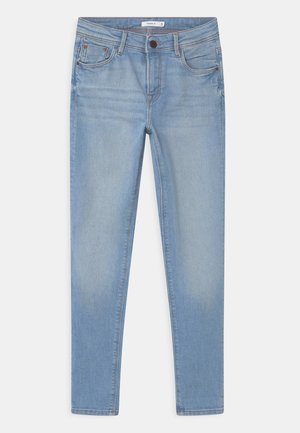 Lyseblå jeans med slim pasform med lommer foran og bagpå, knap- og lynlås lukning, lagt fladt på en hvid baggrund.
