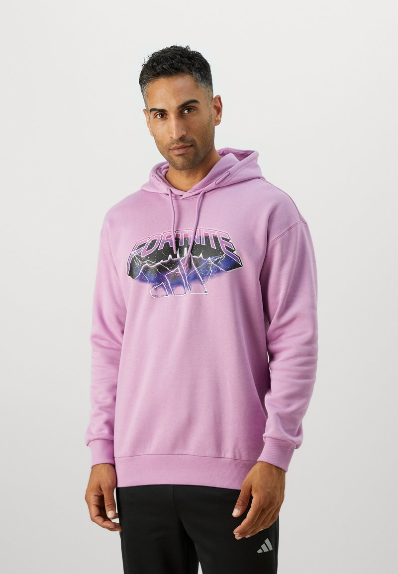 Απαλή μωβ κουκούλα με μπροστινό γραφικό που απεικονίζει το "FORTNITE" σε μαύρο χρώμα και πολύχρωμες λεπτομέρειες. Μαλακός υλικός ιστός, κουκούλα με κορδόνια και ribbed μανίκια.