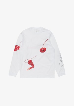 Camicia bianca a maniche lunghe con ciliegie rosse che presentano arti e volti simili a quelli umani stampati sulla parte anteriore e sulle maniche.