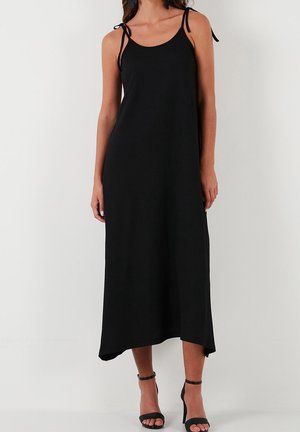 Czarna maxi sukienka z gładkiej tkaniny, z cienkimi regulowanymi ramiączkami, luźnym krojem i nieco dłuższym tylnym obrzeżem.
