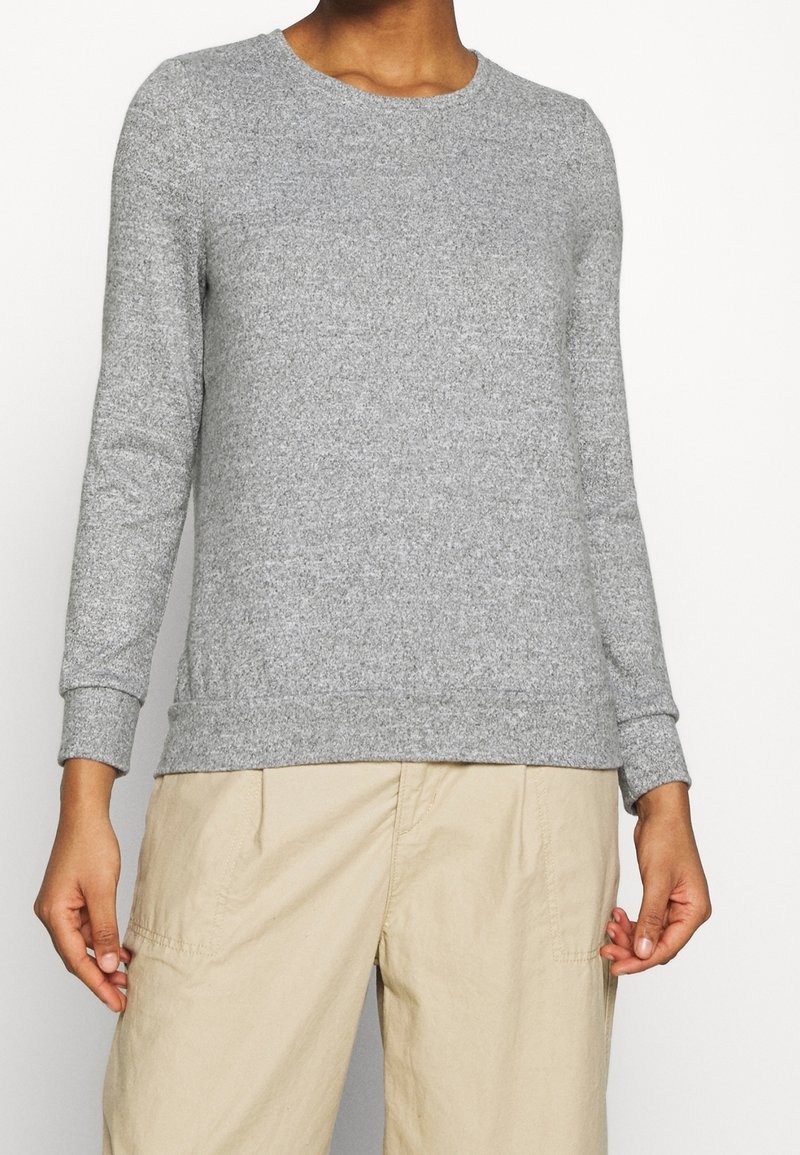 Heather-grauer langärmeliger Pullover aus weichem Material, mit rundem Halsausschnitt, Rippbündchen und einer lockeren Passform, die bis zur Hüfte reicht.