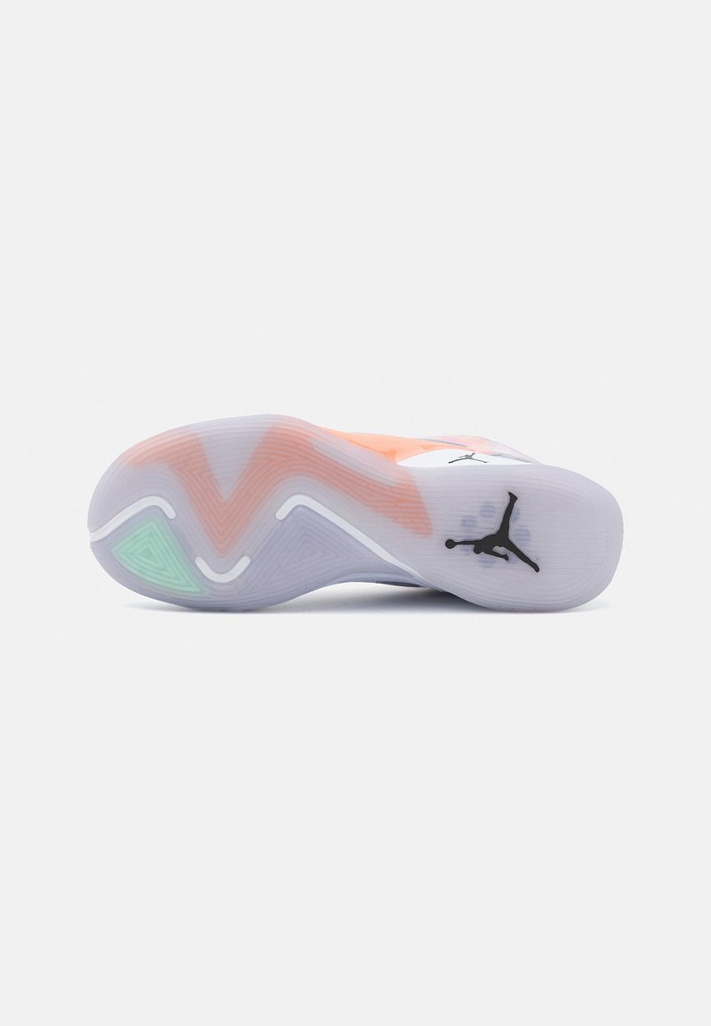 Suela de zapato con una suela de goma texturizada y multicolor, con un patrón en zigzag y un acento de logotipo negro en la zona del talón.