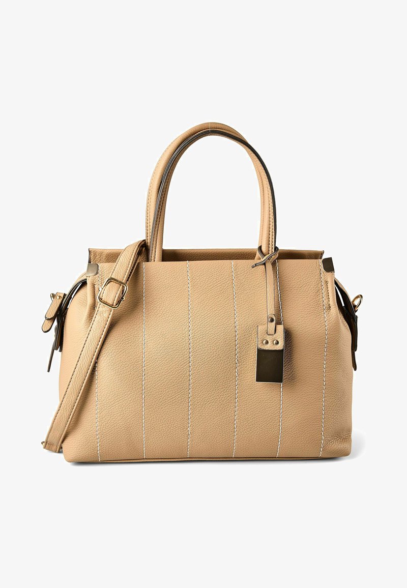 Sac à main en cuir beige avec doubles poignées, bandoulière réglable, couture verticale et étiquette métallique rectangulaire suspendue.