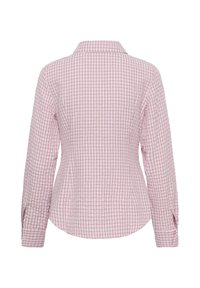 Chemise à manches longues à carreaux roses, avec une taille ajustée et des poignets boutonnés, vue de dos sur fond blanc.