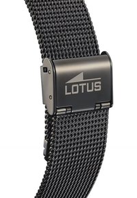 Svart mesh klockband med en metallspänne som har "LOTUS"-logotypen. Designen är elegant, med en strukturerad yta och justerbar längd.