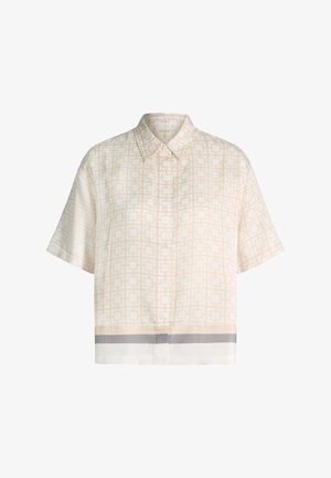 Kurzärmliges Hemd mit Knopfleiste, beigem geometrischem Muster und horizontalen beigen und grauen Streifen am Saum auf weißem Hintergrund.