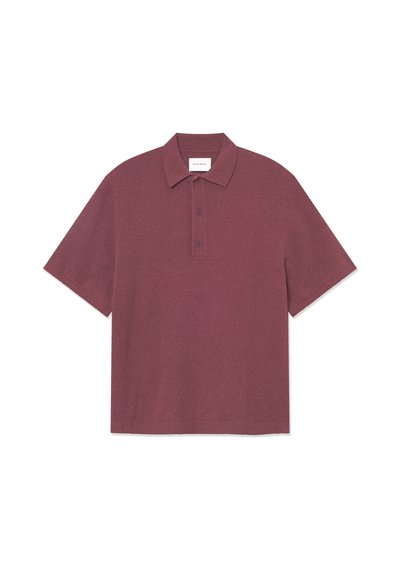 Polo de culoare burgundă, cu mâneci scurte, realizat dintr-un material tricotat texturat, cu un guler tradițional și o deschidere cu trei nasturi.