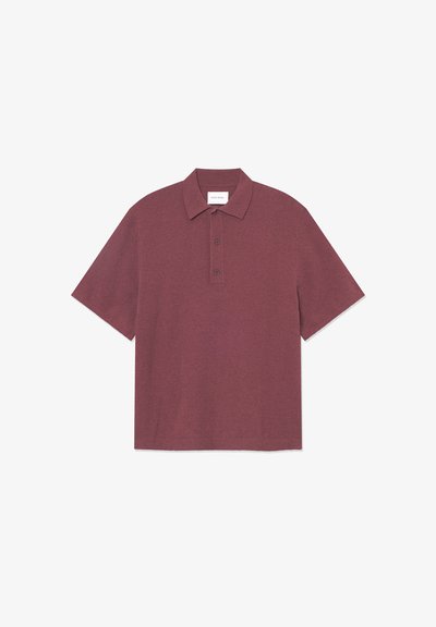 Kurzärmeliges, weinrotes Poloshirt aus strukturiertem Strickstoff mit traditionellem Kragen und Drei-Knopf-Leiste.