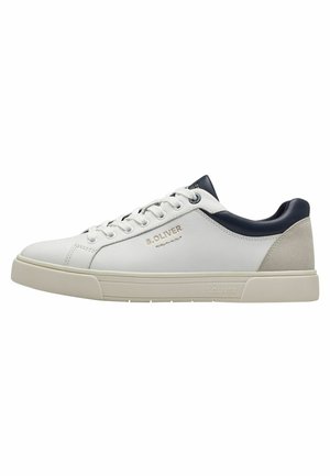 Baskets blanches avec des accents marine, talon en daim et semelle beige ; elles possèdent un bout arrondi, des lacets et le logo "S. OLIVER" sur le côté.