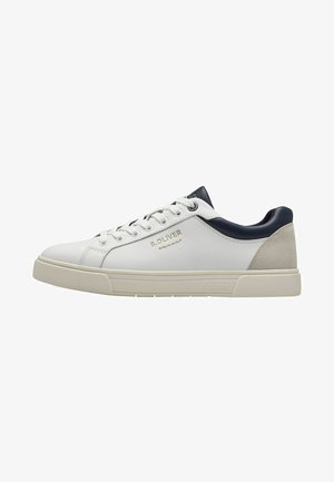 Baskets blanches avec des accents marine, talon en daim et semelle beige ; elles possèdent un bout arrondi, des lacets et le logo "S. OLIVER" sur le côté.
